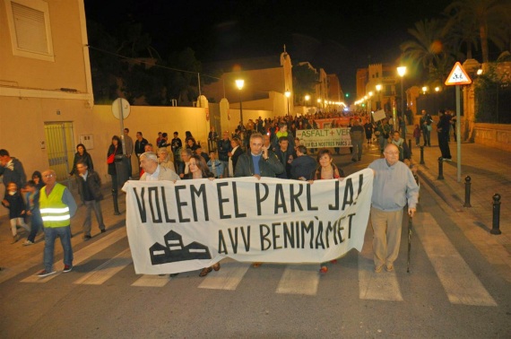 Vecinos de Benimàmet durante una marcha reclamando el parque lineal.