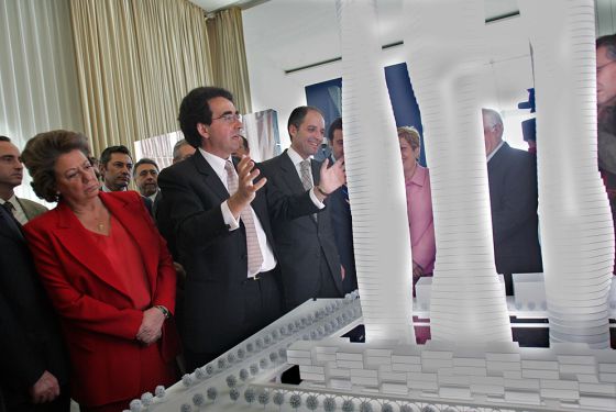 Calatrava, flanqueado por Rita Barberá y Francisco Camps, explicando las maquetas de unos rascacielos por las que cobró 15 millones de euros.