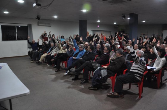 Vecinos votando a favor del acuerdo con el ayuntamiento de Valencia. (Foto AVV)