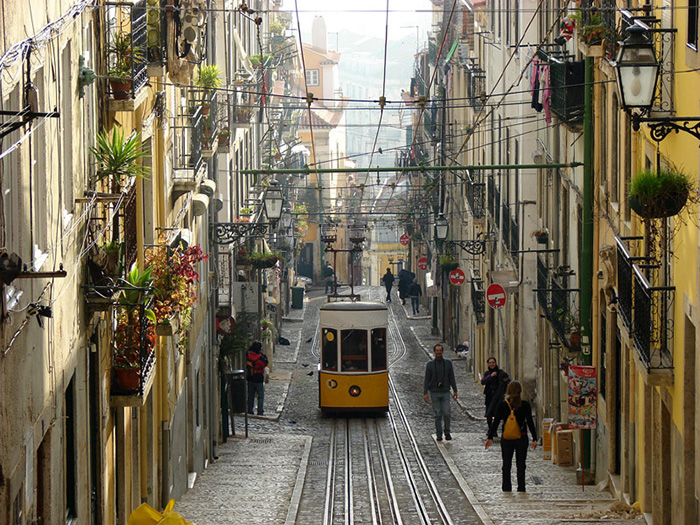 Calles como ésta de Lisboa, que invitan al paseo, son características de las ciudades europeas.